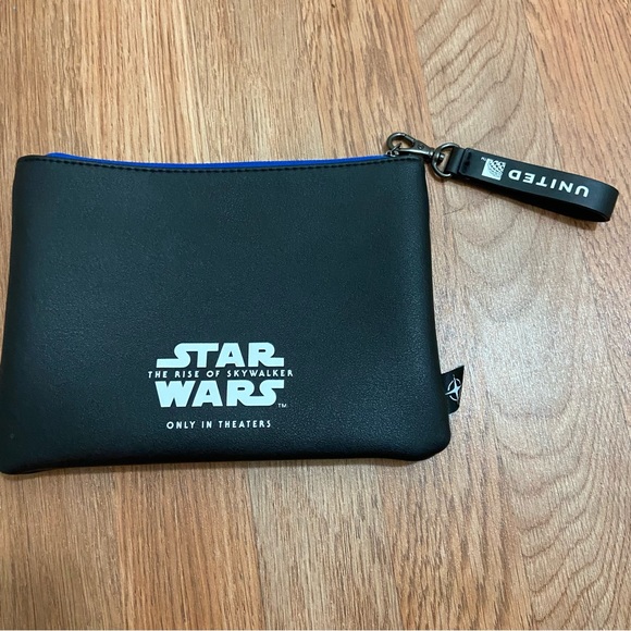 StarWars The Rise of Skywalker pouch from United Airlines - Picture 2 of 3